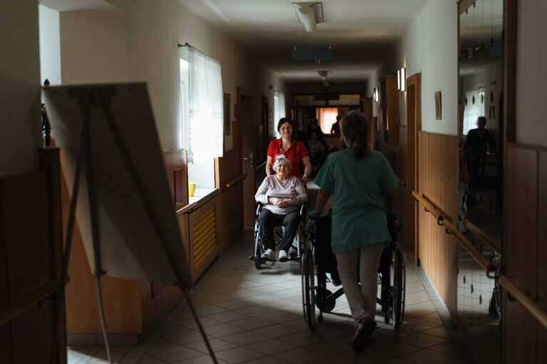 What Caregivers Should Know About Confusion About Time in Dementia - Featured image