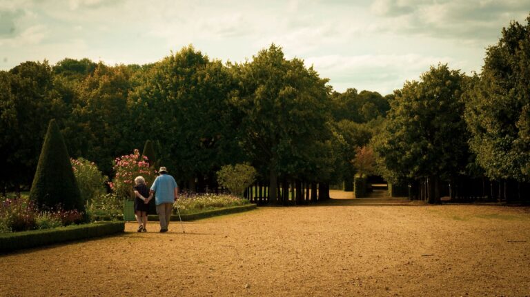What to Expect From 24-Hour Dementia Home Care for Alzheimer's and Related Dementias - Featured image