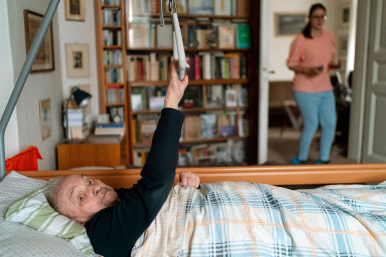 When Is Live-In Dementia Care Appropriate for Someone With Dementia? - Featured image