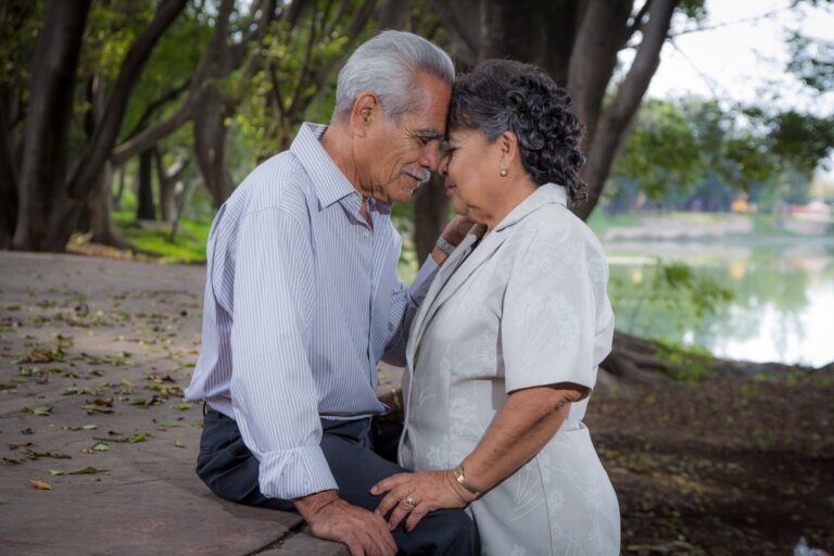 Wife Shares the Final Note Her Husband Wrote Before Alzheimer's Took Away His Speech - Featured image