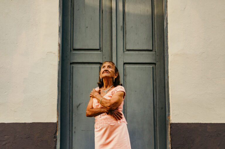 Dementia Door Sensors: Who Receives Alerts When the Caregiver Is Away? - Featured image