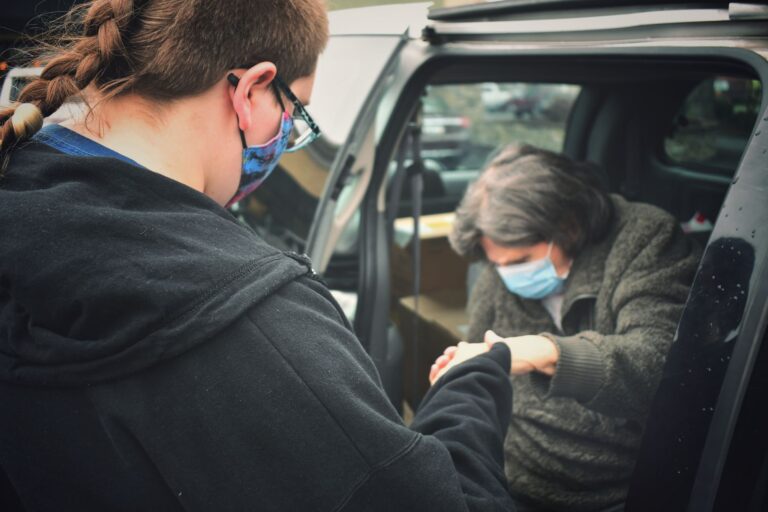 Helping a Person With Dementia and Aphasia Explain Where Something Hurts - Featured image