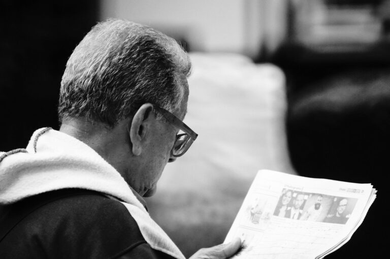 Large-Print Word Games for Dementia: How to Adapt the Activity by Stage - Featured image