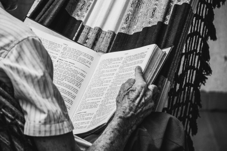 Life Story Books for Memory Care Groups: Signs of Engagement and Distress - Featured image