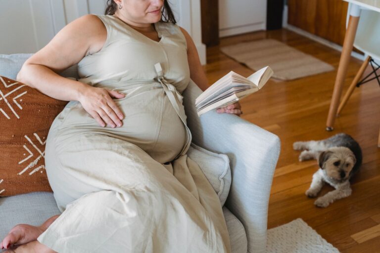Pregnant and Caring for a Parent With Dementia: What to Tell Them - Featured image