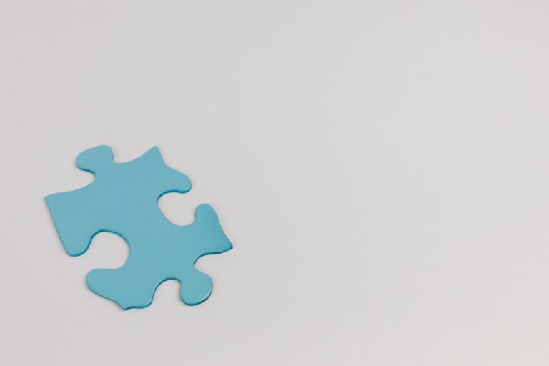 Simple Jigsaw Puzzles in Memory Care: Group and One-on-One Variations - Featured image
