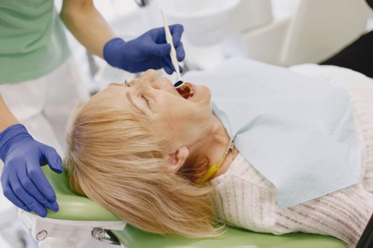 What to Share With a Dentist Before a Dementia Patient's Visit - Featured image