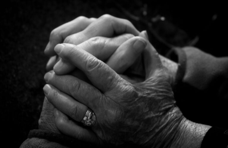 When Gestures Become More Useful Than Written Words in Dementia - Featured image