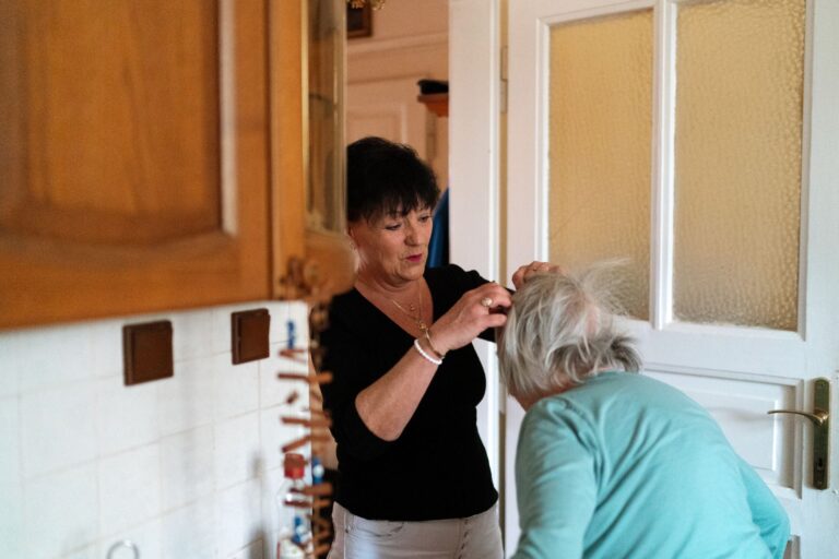 Why a Person With Dementia May Eat From Someone Else's Plate - Featured image