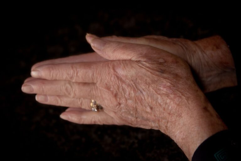 Familiar Prayers in Memory Care: Group and One-on-One Variations - Featured image