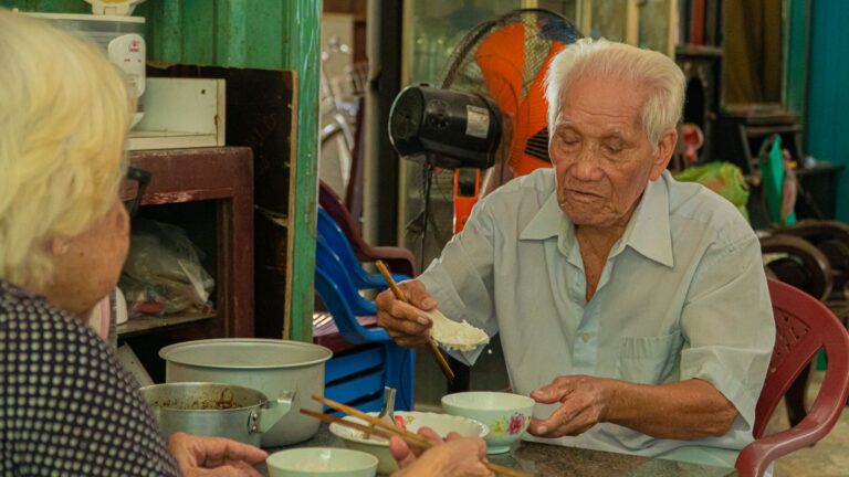 Food Pocketing in Alzheimer's vs Other Dementias: Key Differences - Featured image