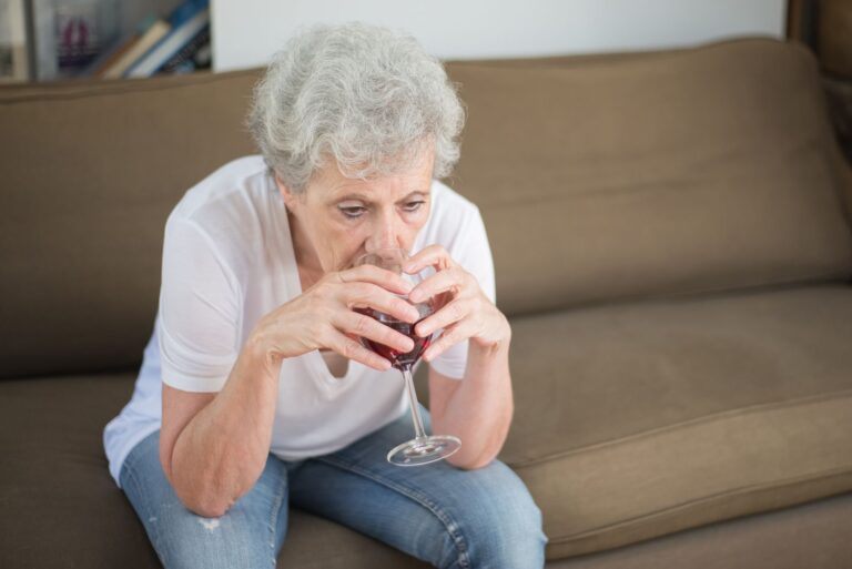 Forgetting to Drink in Alzheimer's: Scripts, Routines, and Environmental Changes - Featured image