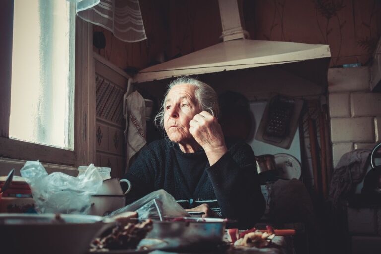How to Adapt Simple Strength Exercises for Early-Stage Dementia - Featured image