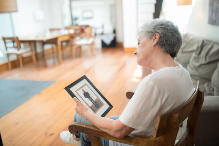 How to Simplify Picture Bingo for Late-Stage Dementia - Featured image