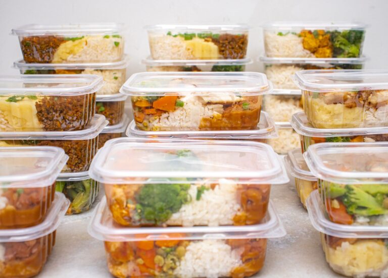 Meal Delivery for Dementia Families for a Parent Living Alone: Costs, Eligibility, and Questions - Featured image