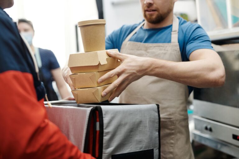 Meal Delivery for Dementia Families for a Parent Living Alone: Staffing, Safety, and Quality Checks - Featured image