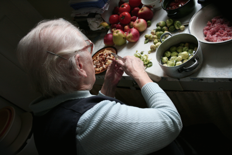 No-Cook Food Preparation for Memory Care Groups: Signs of Engagement and Distress - Featured image