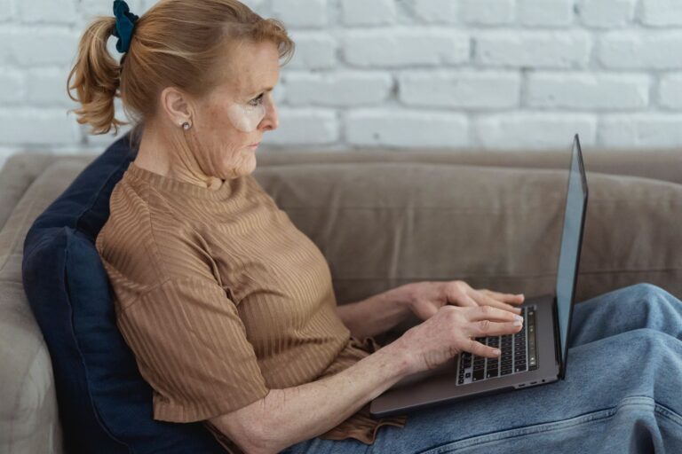 Questions Working Family Caregivers Should Ask About Alzheimer's Disease - Featured image