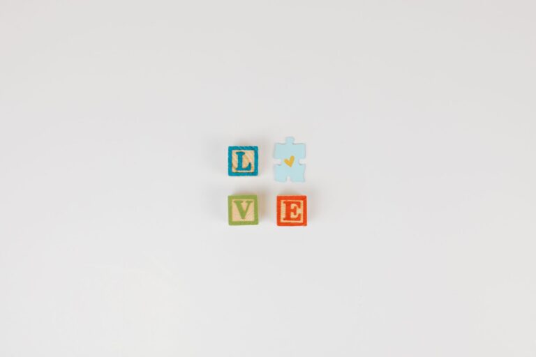 Simple Jigsaw Puzzles for Dementia Home Care: Signs of Engagement and Distress - Featured image
