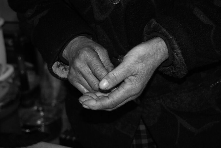 Simple Strength Exercises for a Low-Energy Dementia Day: Signs of Engagement and Distress - Featured image