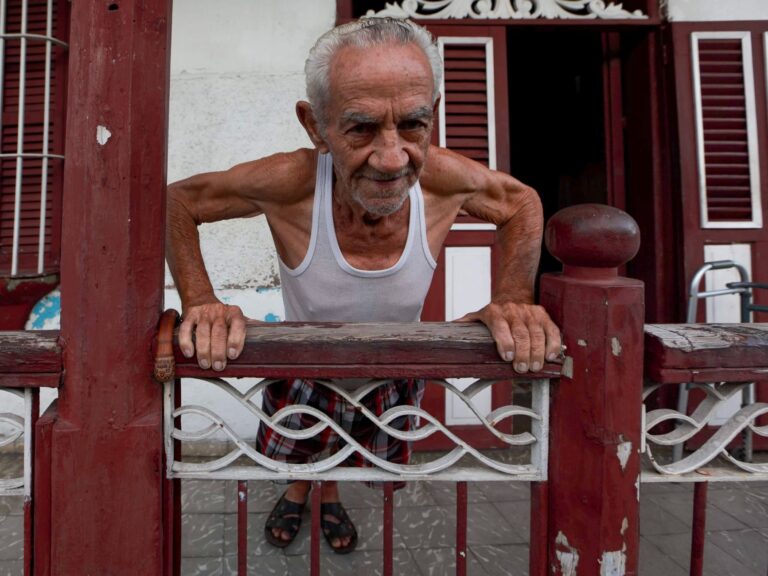 Simple Strength Exercises for Middle-Stage Dementia: Signs of Engagement and Distress - Featured image