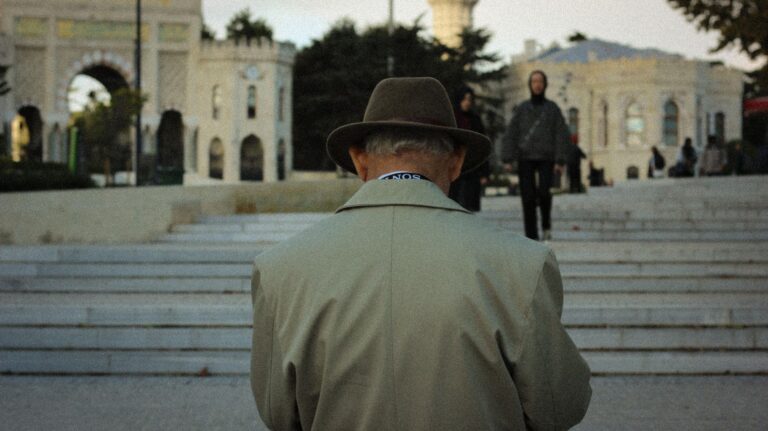 Step-by-Step Simple Strength Exercises for Late-Stage Dementia - Featured image