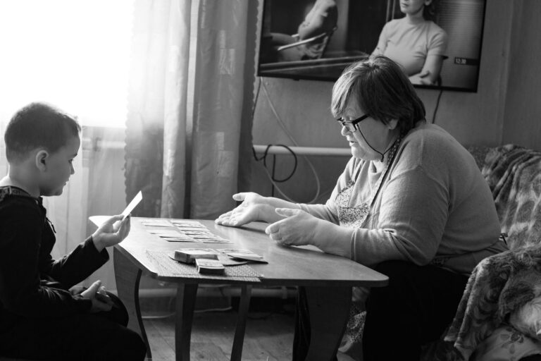 What Role Do Games Play in a Daily Memory Care Routine? - Featured image