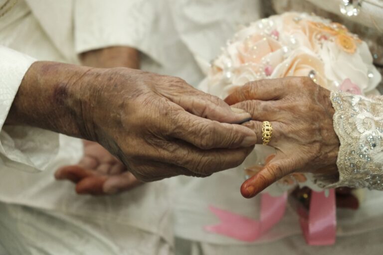 When Should a Spouse Take Over Driving and Finances in Dementia? - Featured image
